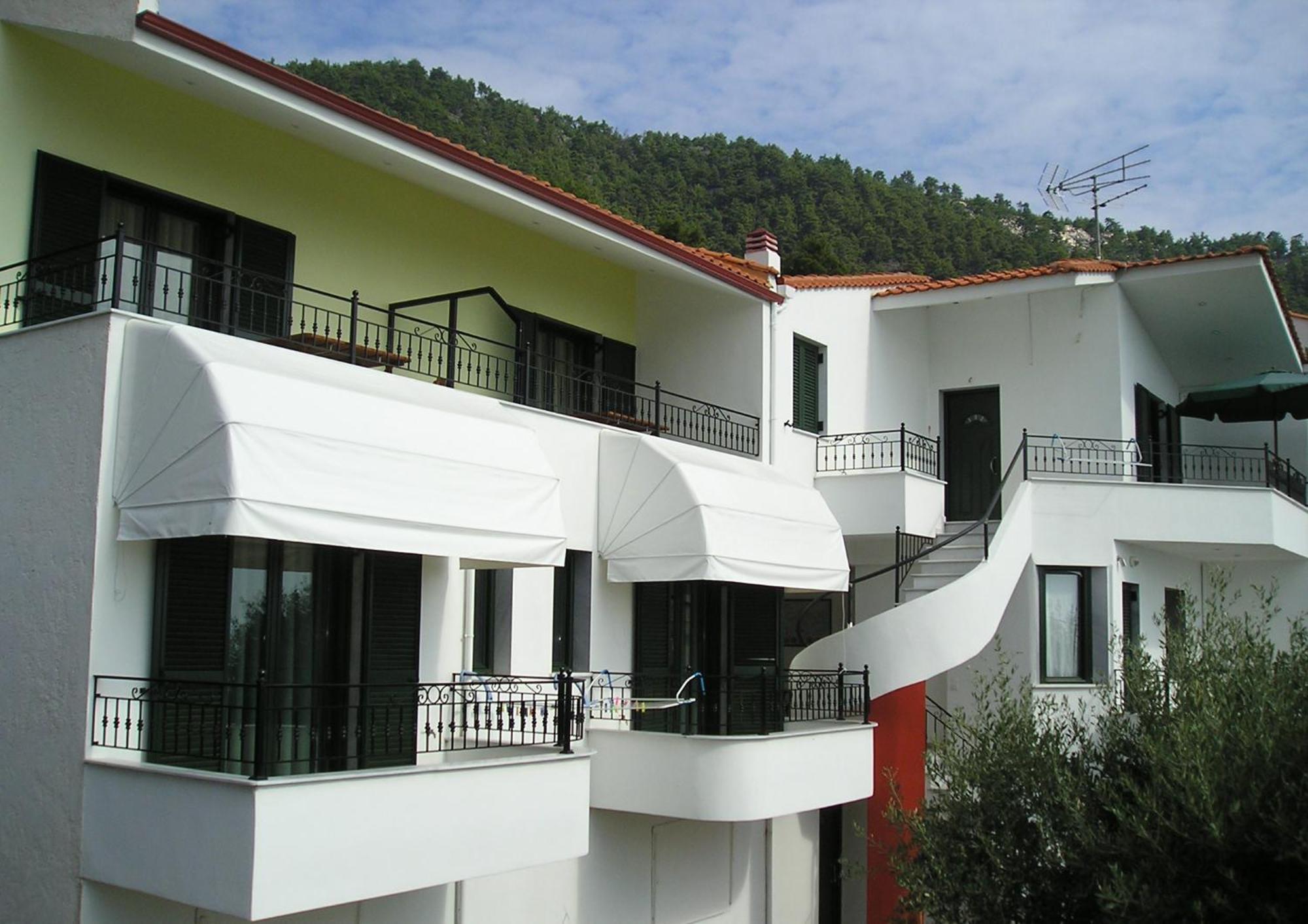 Golden * Chrisi Ammoudia